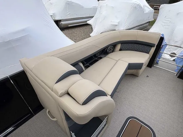 Slide: The Image of Harris Grand Mariner 230 2026 - 9