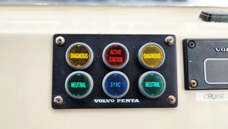 Slide: The Image of Cruisers Yachts 4450 2000 - 25