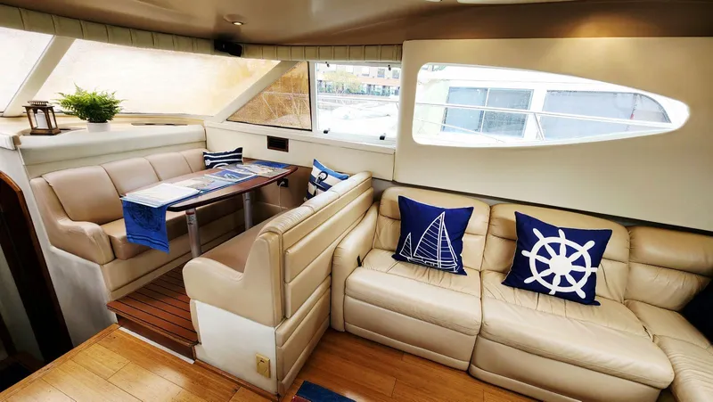 Slide: The Image of Cruisers Yachts 4450 2000 - 30