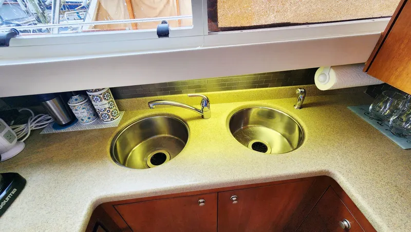 Slide: The Image of Cruisers Yachts 4450 2000 - 38