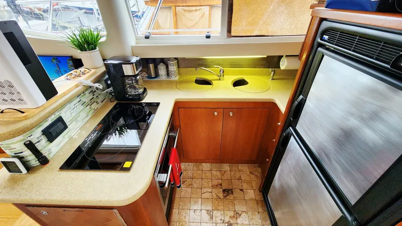 Slide: The Image of Cruisers Yachts 4450 2000 - 39