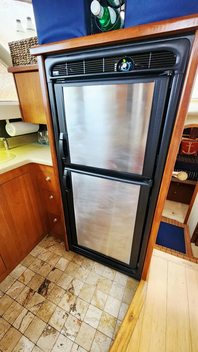 Slide: The Image of Cruisers Yachts 4450 2000 - 40