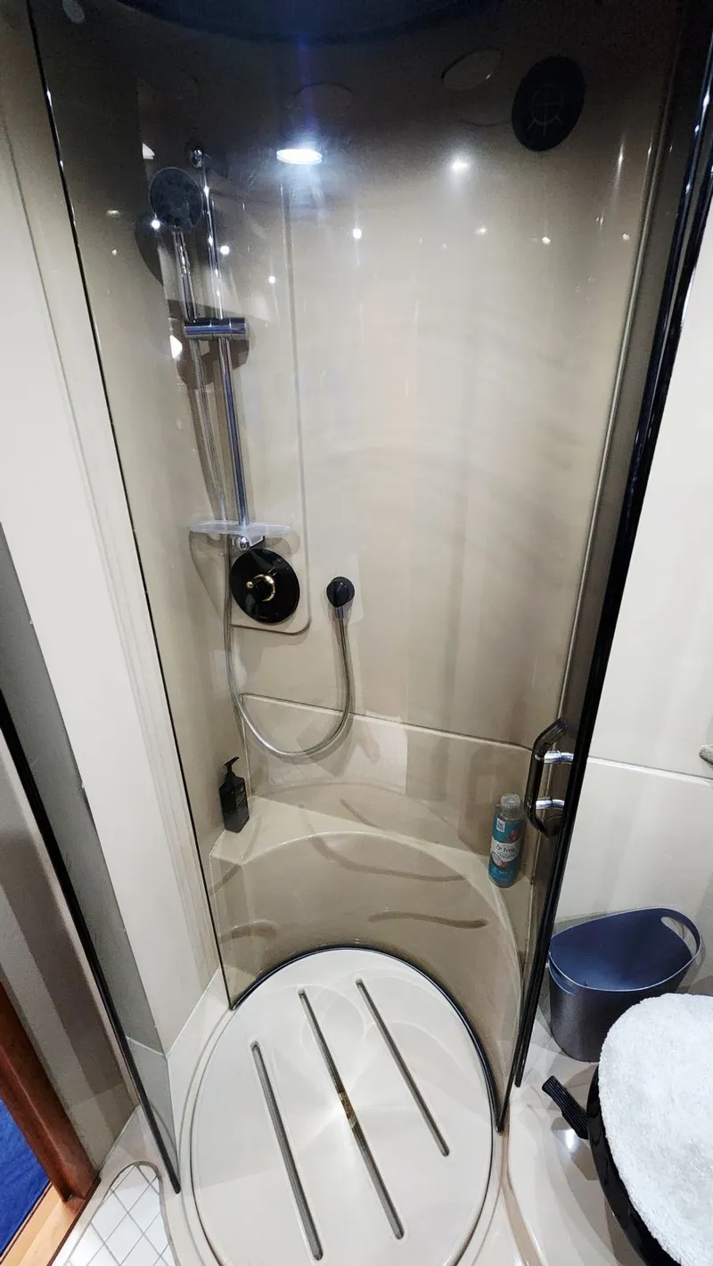 Slide: The Image of Cruisers Yachts 4450 2000 - 45