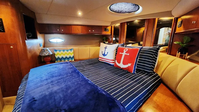 Slide: The Image of Cruisers Yachts 4450 2000 - 48