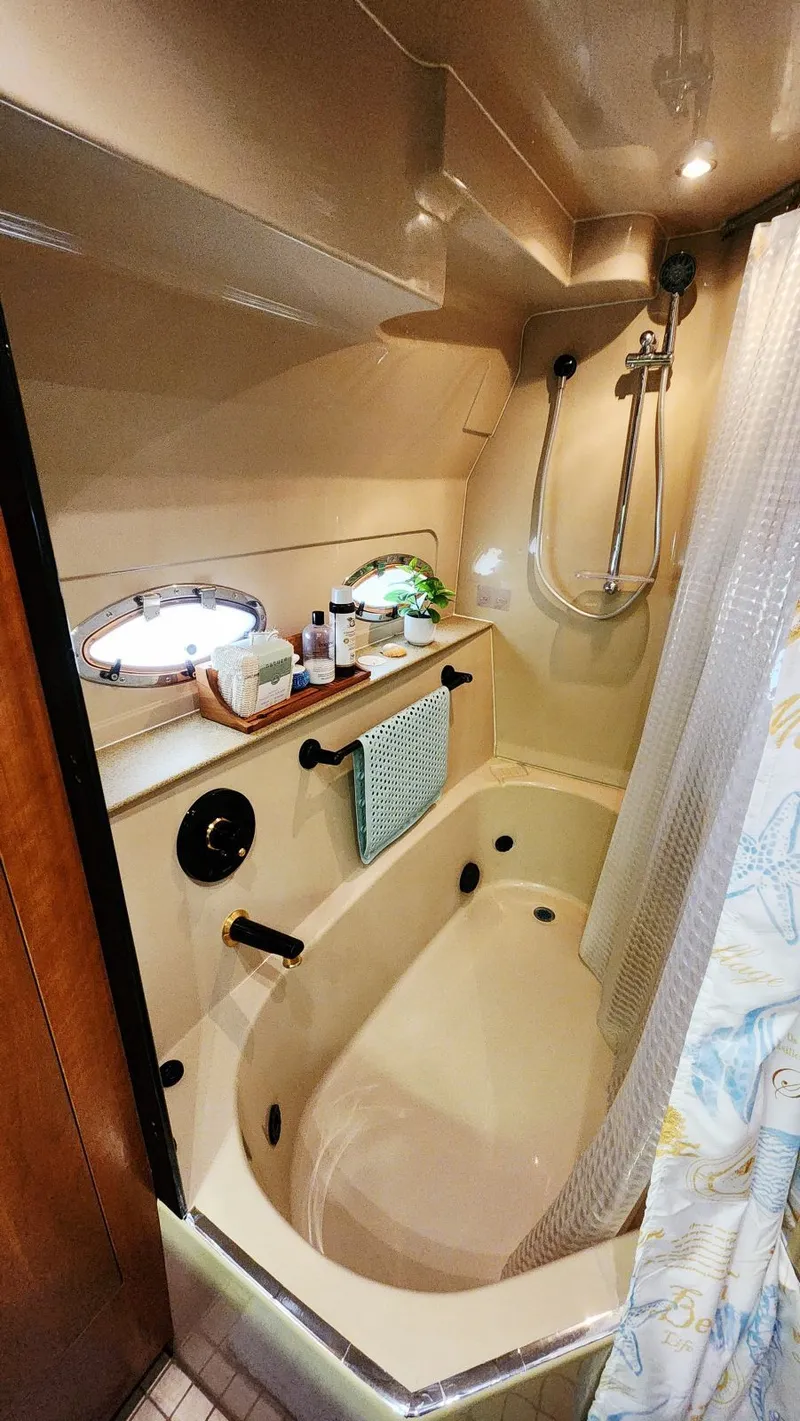 Slide: The Image of Cruisers Yachts 4450 2000 - 58