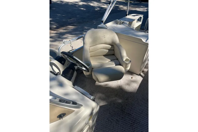 Slide: The Image of Captain's chair on 2026 Bennington 2575 RLX pontoon boat, featuring a steering wheel. - 14