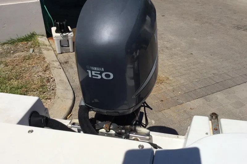 Slide: The Image of 2005 Seaswirl Striper 2101 Center Console with Yamaha 150 outboard motor. - 13