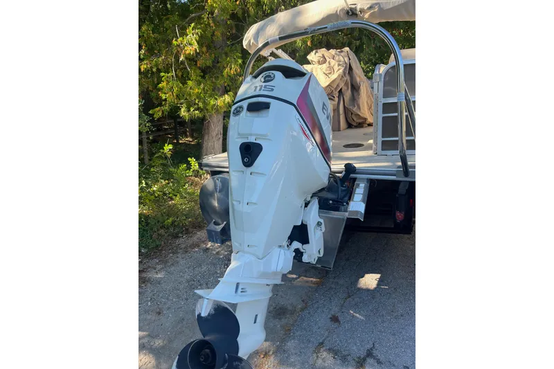Slide: The Image of 2018 Berkshire 22 Quad Bench Tritoon with Evinrude 115 outboard motor. - 7