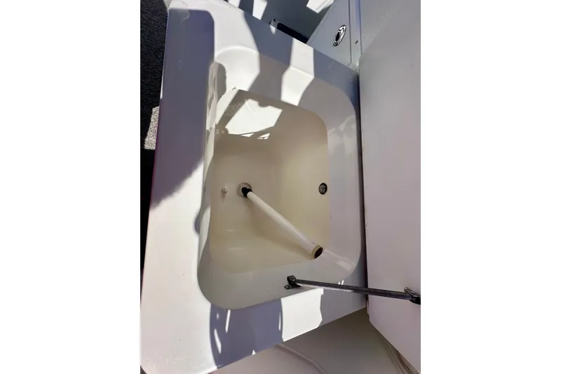Slide: The Image of Livewell compartment on a 2001 Wellcraft 290 Coastal boat. - 32
