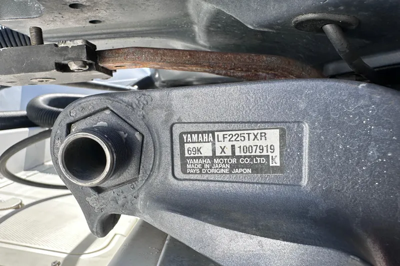 Slide: The Image of Close-up of Yamaha LF225TXR engine part on 2001 Wellcraft 290 Coastal boat. - 40