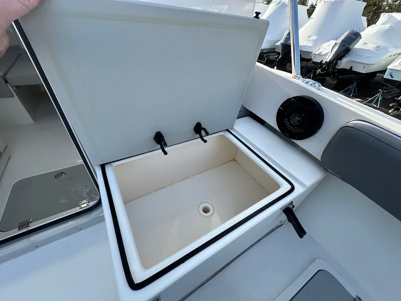 Slide: The Image of Defiance Admiral 220 EX 2024 - 42