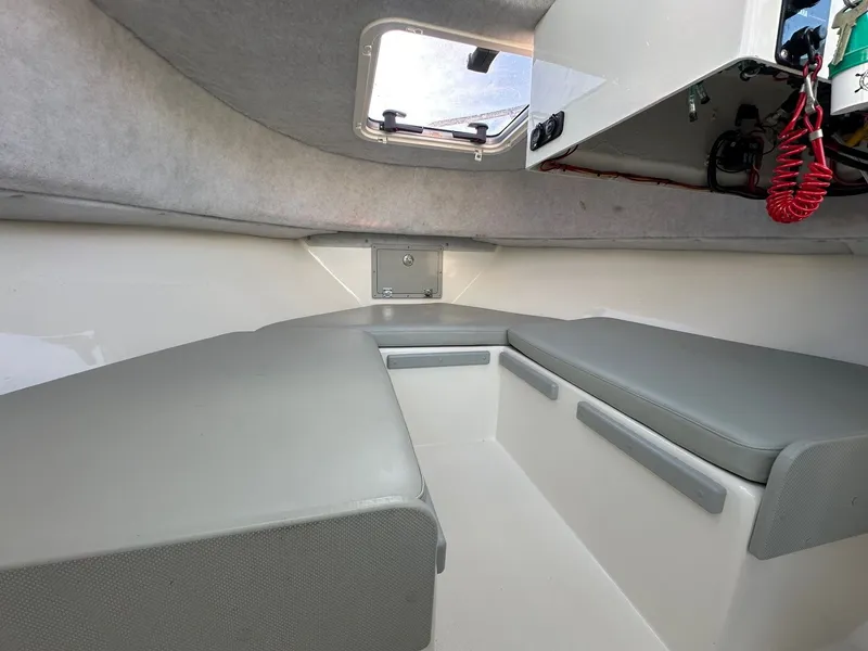 Slide: The Image of Defiance Admiral 220 EX 2024 - 48