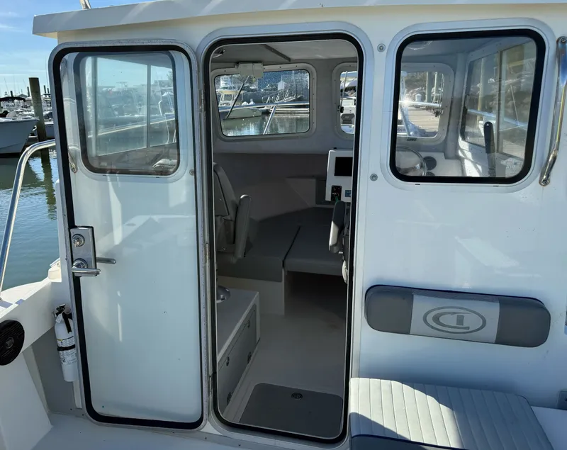 Slide: The Image of Defiance Admiral 220 EX 2024 - 7