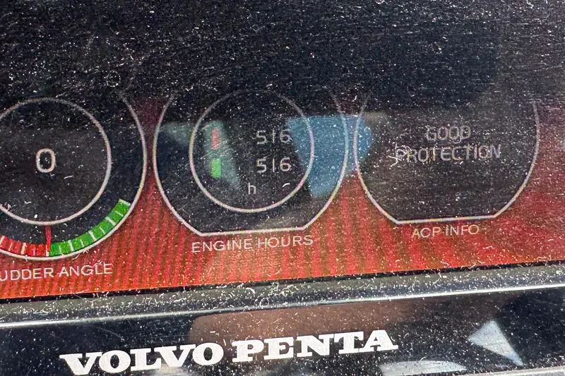 Slide: The Image of Volvo Penta engine display showing 516 hours on Galeon 445 HTS, 2017 model. - 64