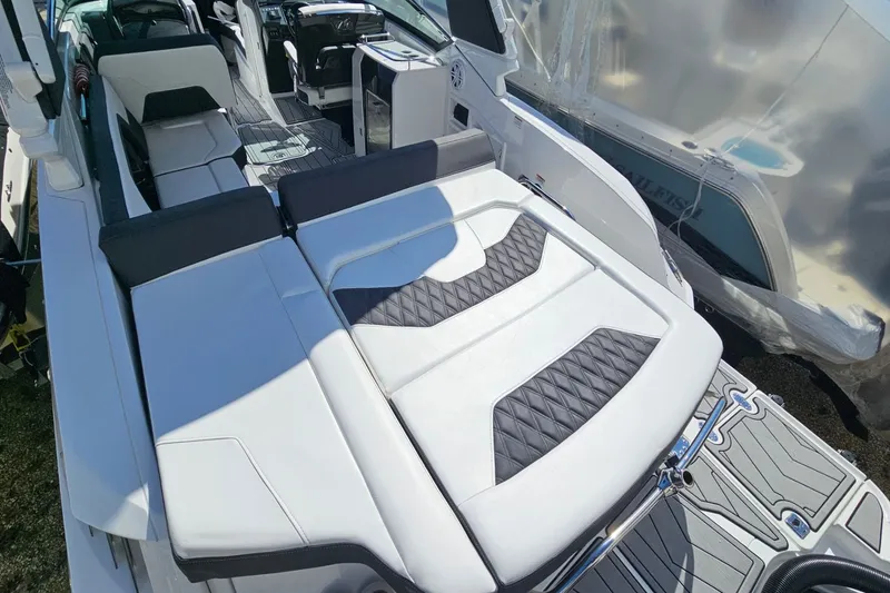 Slide: The Image of Monterey 305 SS 2024 - 18