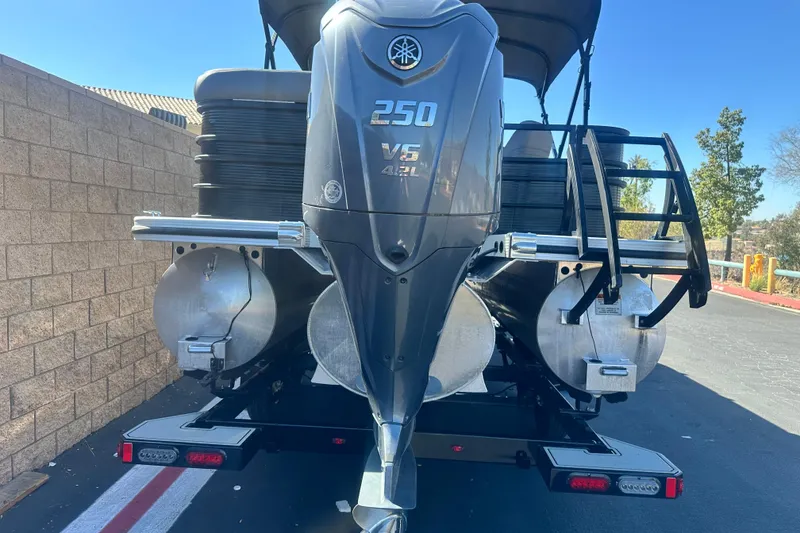 Slide: The Image of 2022 Bennington LX 24 L-Bench pontoon boat with Yamaha 250 V6 engine, rear view. - 4