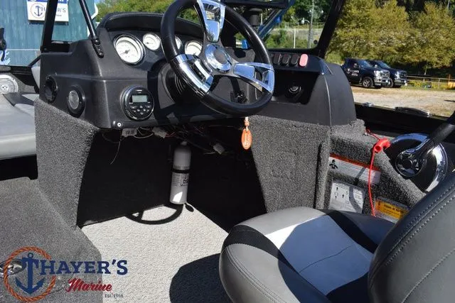 Slide: The Image of Lowe Fish & Ski FS 1710 2015 - 23