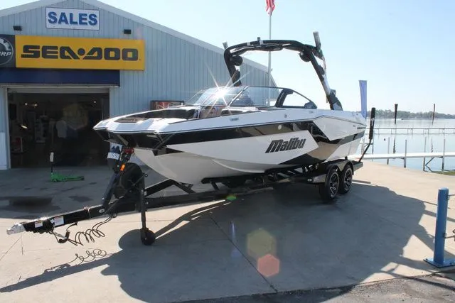 Slide: The Image of Malibu Wakesetter 22 MXZ 2026 - 1