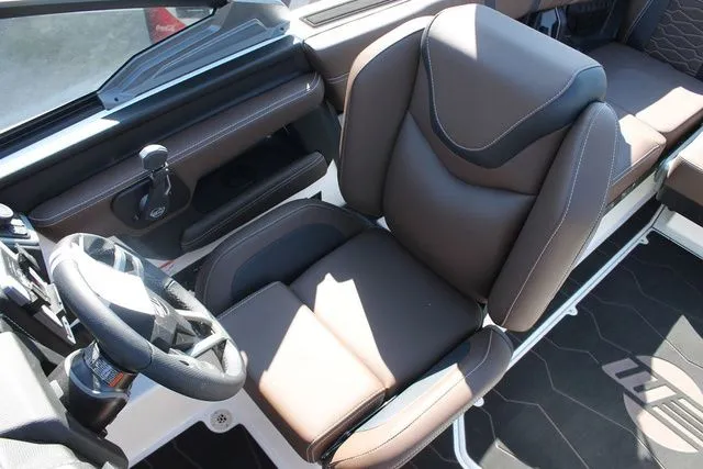 Slide: The Image of Malibu Wakesetter 22 MXZ 2026 - 10