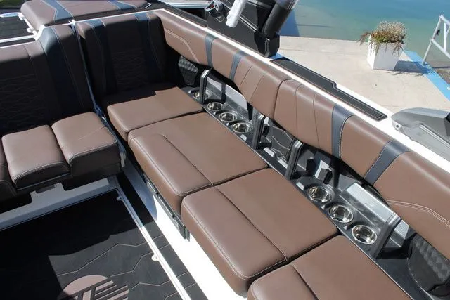 Slide: The Image of Malibu Wakesetter 22 MXZ 2026 - 12