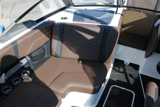 Slide: The Image of Malibu Wakesetter 22 MXZ 2026 - 13