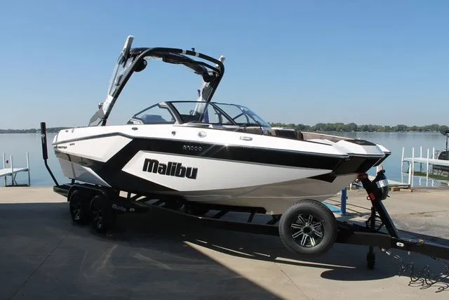 Slide: The Image of Malibu Wakesetter 22 MXZ 2026 - 2