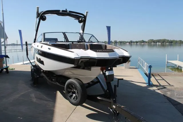 Slide: The Image of Malibu Wakesetter 22 MXZ 2026 - 3