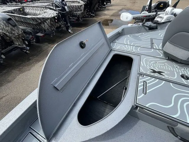 Slide: The Image of Xpress X23B Lounge 2025 - 23