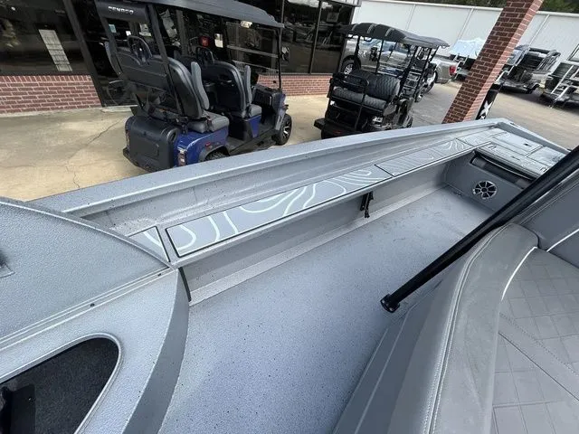 Slide: The Image of Xpress X23B Lounge 2025 - 25