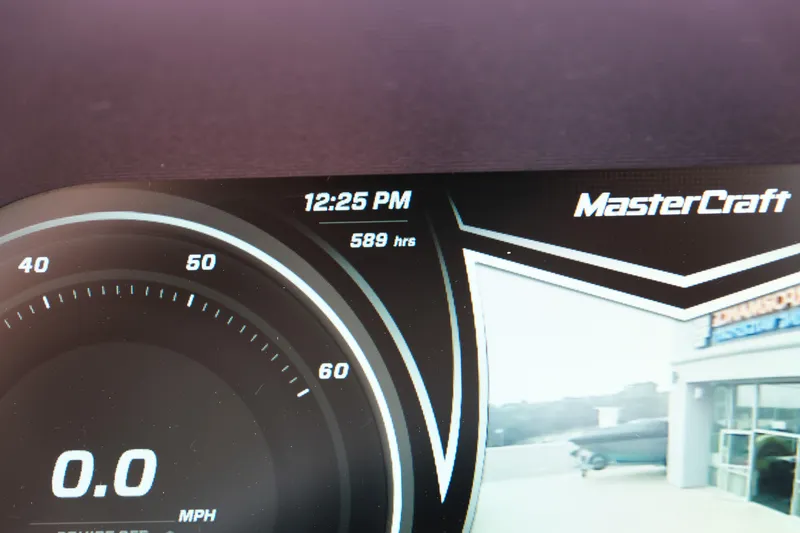 Slide: The Image of Dashboard of 2019 MasterCraft X22 showing 589 hours and 0.0 MPH. - 18