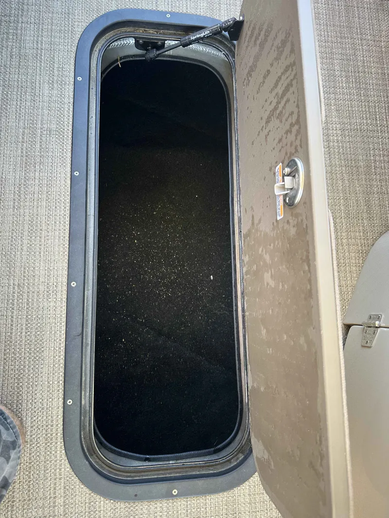 Slide: The Image of Manitou Encore 240 SHP Pro Angler 2020 - 10