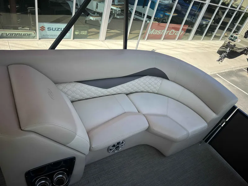 Slide: The Image of Manitou Encore 240 SHP Pro Angler 2020 - 11