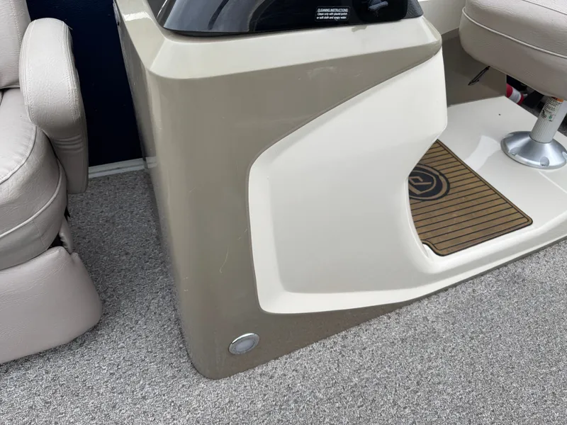 Slide: The Image of Premier 250 Intrigue Pontoon with 140HP Suzuki Fourstroke EFI 2013 - 26