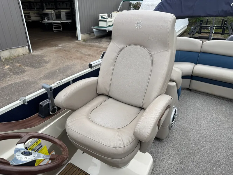 Slide: The Image of Premier 250 Intrigue Pontoon with 140HP Suzuki Fourstroke EFI 2013 - 29