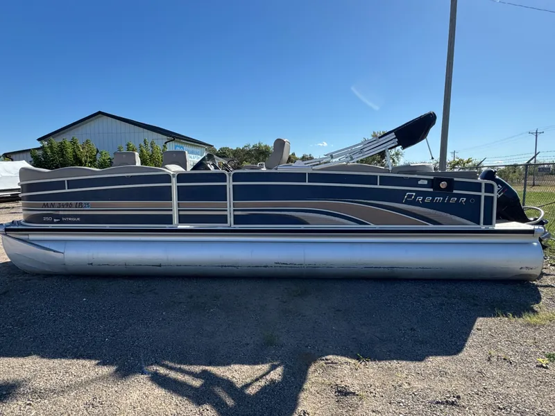 Slide: The Image of Premier 250 Intrigue Pontoon with 140HP Suzuki Fourstroke EFI 2013 - 78