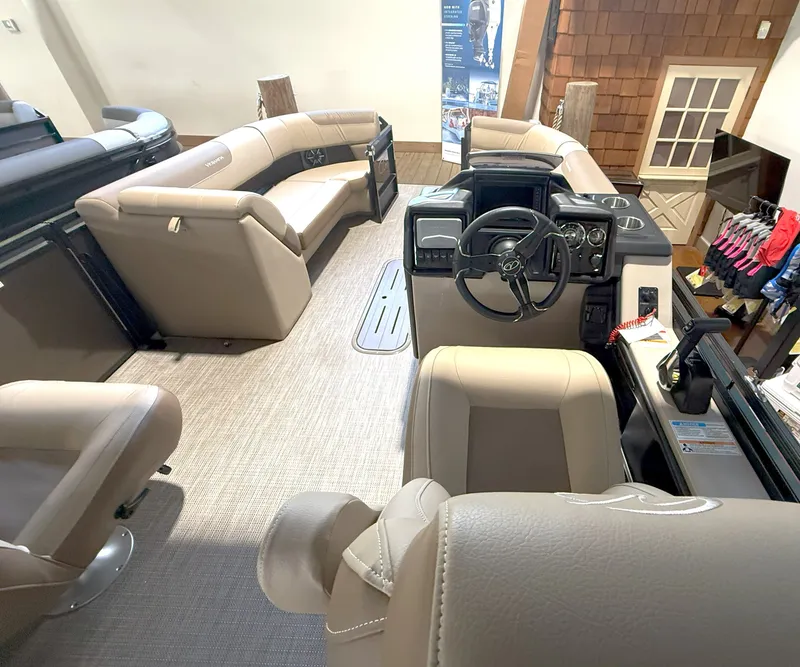 Slide: The Image of Veranda VR235RC XL 2026 - 18