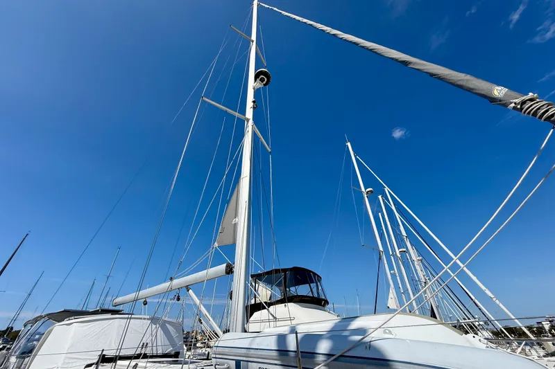Slide: The Image of 2020 Catalina 425 sailboat with tall mast against clear blue sky. - 27