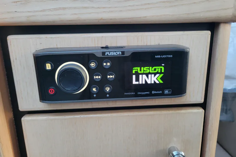 Slide: The Image of Fusion Link audio system on 1998 Bayliner 2858 Ciera Command Bridge boat. - 32