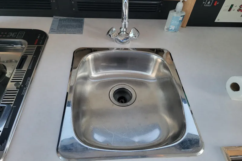 Slide: The Image of Stainless steel sink on 1998 Bayliner 2858 Ciera Command Bridge boat. - 35