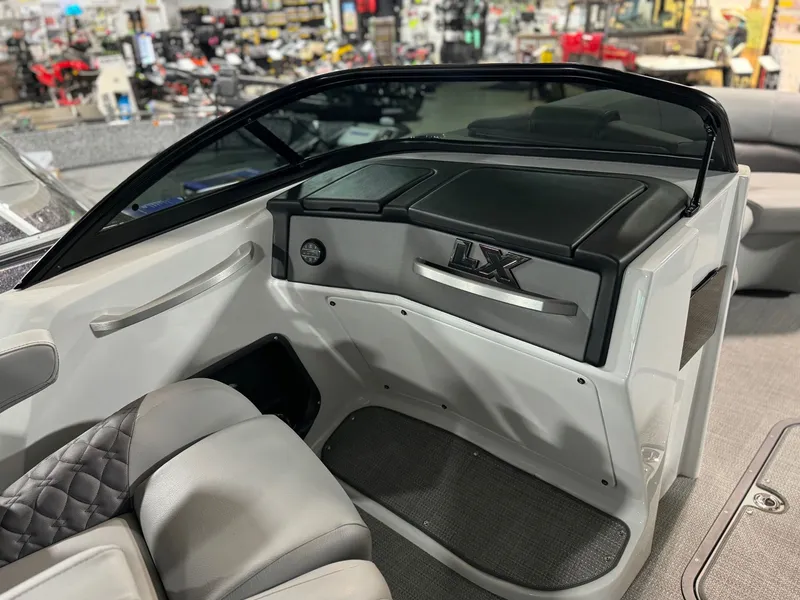 Slide: The Image of Manitou LX 25 RFXW 2025 - 17