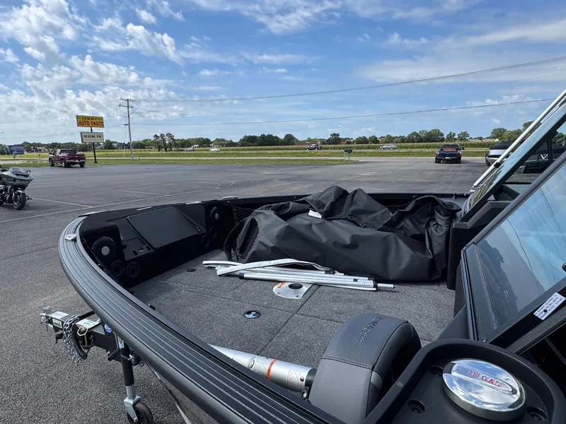 Slide: The Image of Alumacraft Competitor 185X Sport 2025 - 10