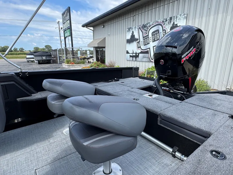 Slide: The Image of Alumacraft Competitor 185X Sport 2025 - 12