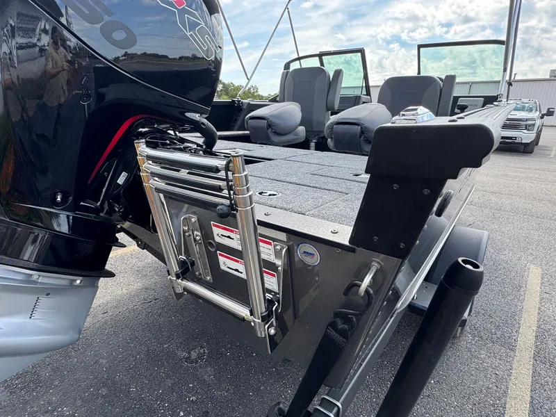 Slide: The Image of Alumacraft Competitor 185X Sport 2025 - 14