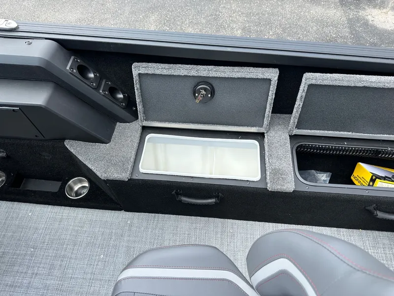 Slide: The Image of Alumacraft Competitor 195X Sport 2025 - 14