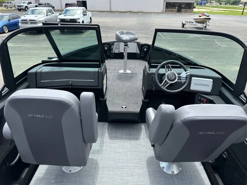 Slide: The Image of Alumacraft Competitor 195X Sport 2025 - 8