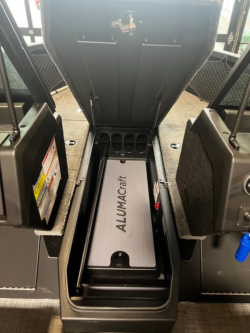 Slide: The Image of Alumacraft Competitor 175X Sport 2025 - 12