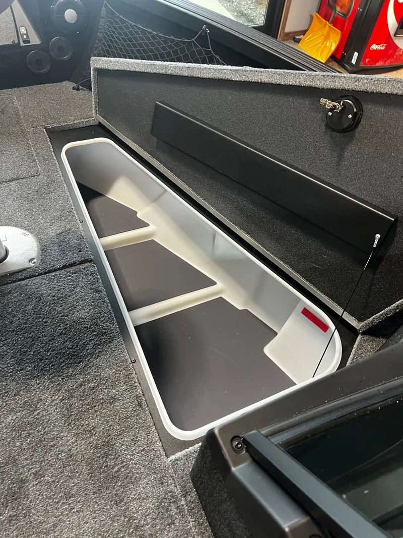 Slide: The Image of Alumacraft Competitor 175X Sport 2025 - 13