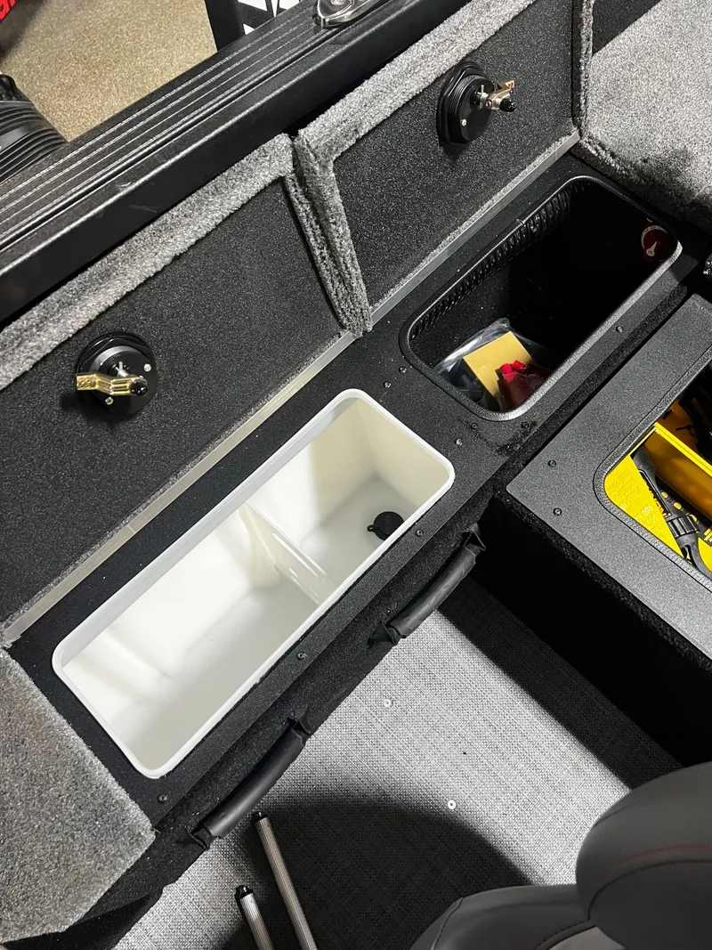 Slide: The Image of Alumacraft Competitor 175X Sport 2025 - 15