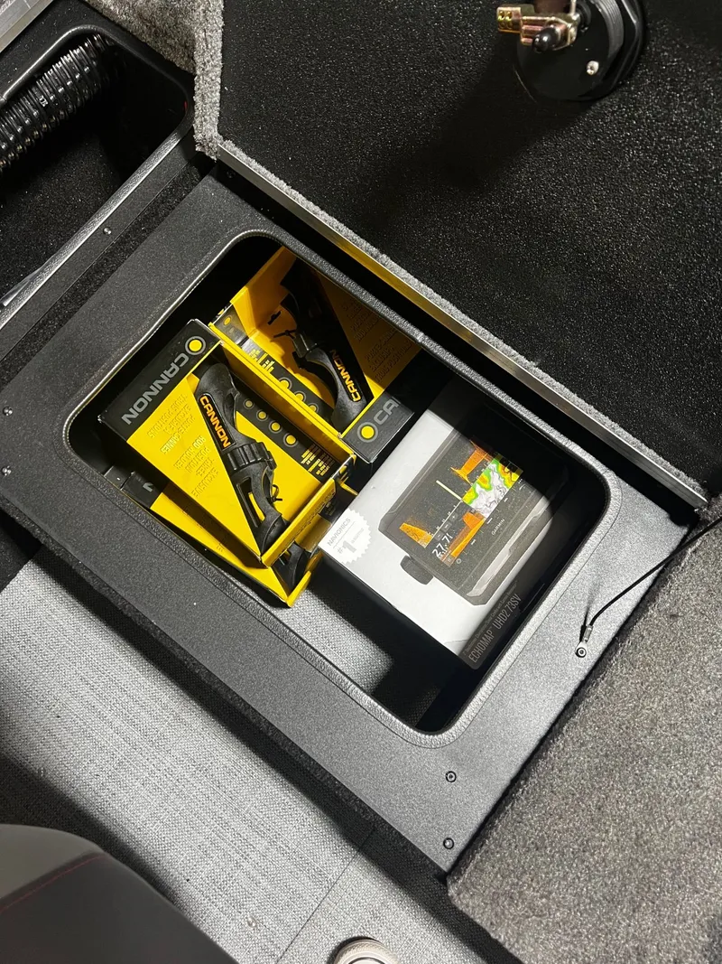 Slide: The Image of Alumacraft Competitor 175X Sport 2025 - 17