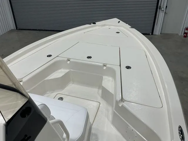 Slide: The Image of Skeeter SX221 2026 - 15